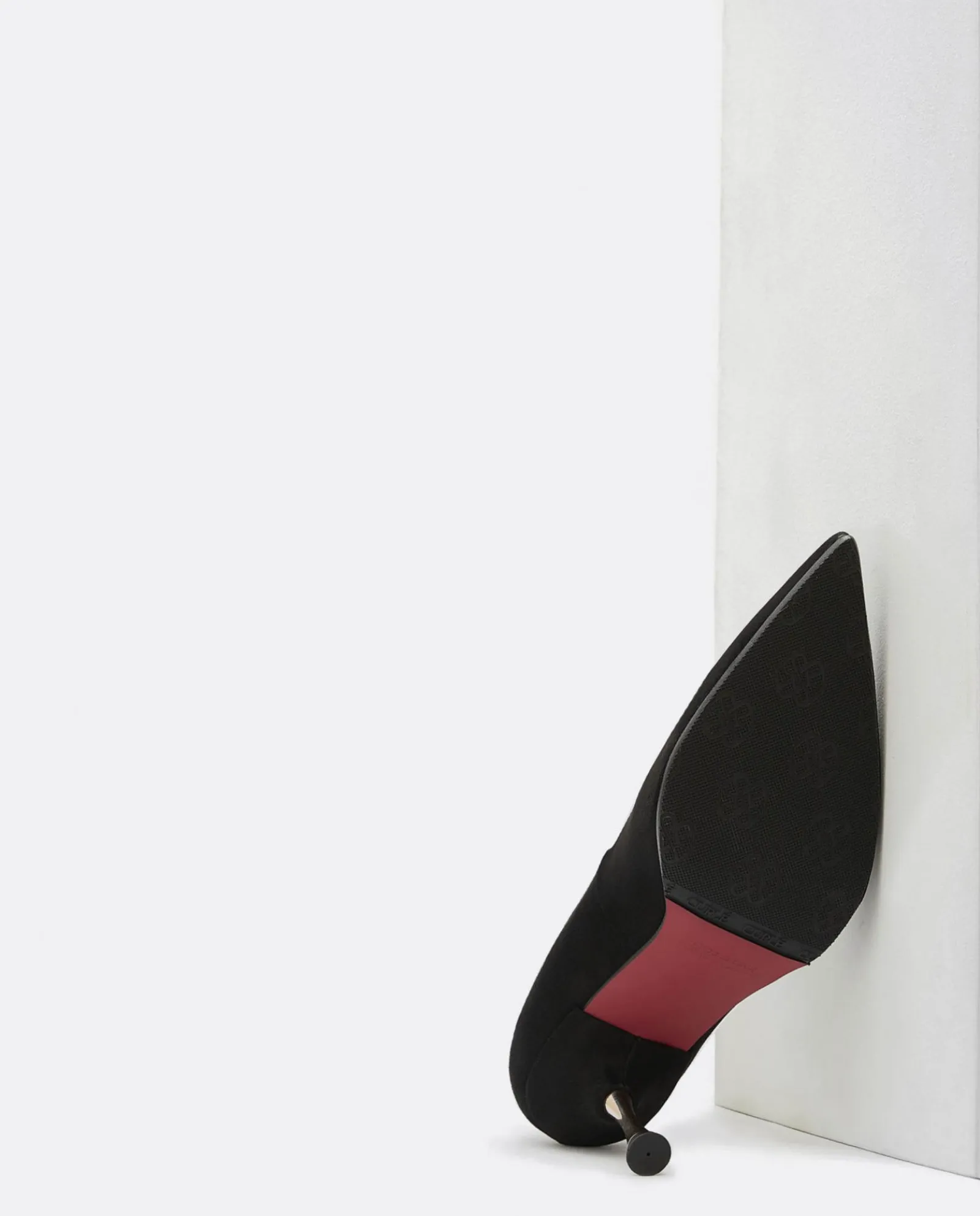 Salones & Stilletos*Cuplé Salon Pico Ultrasuede Negro