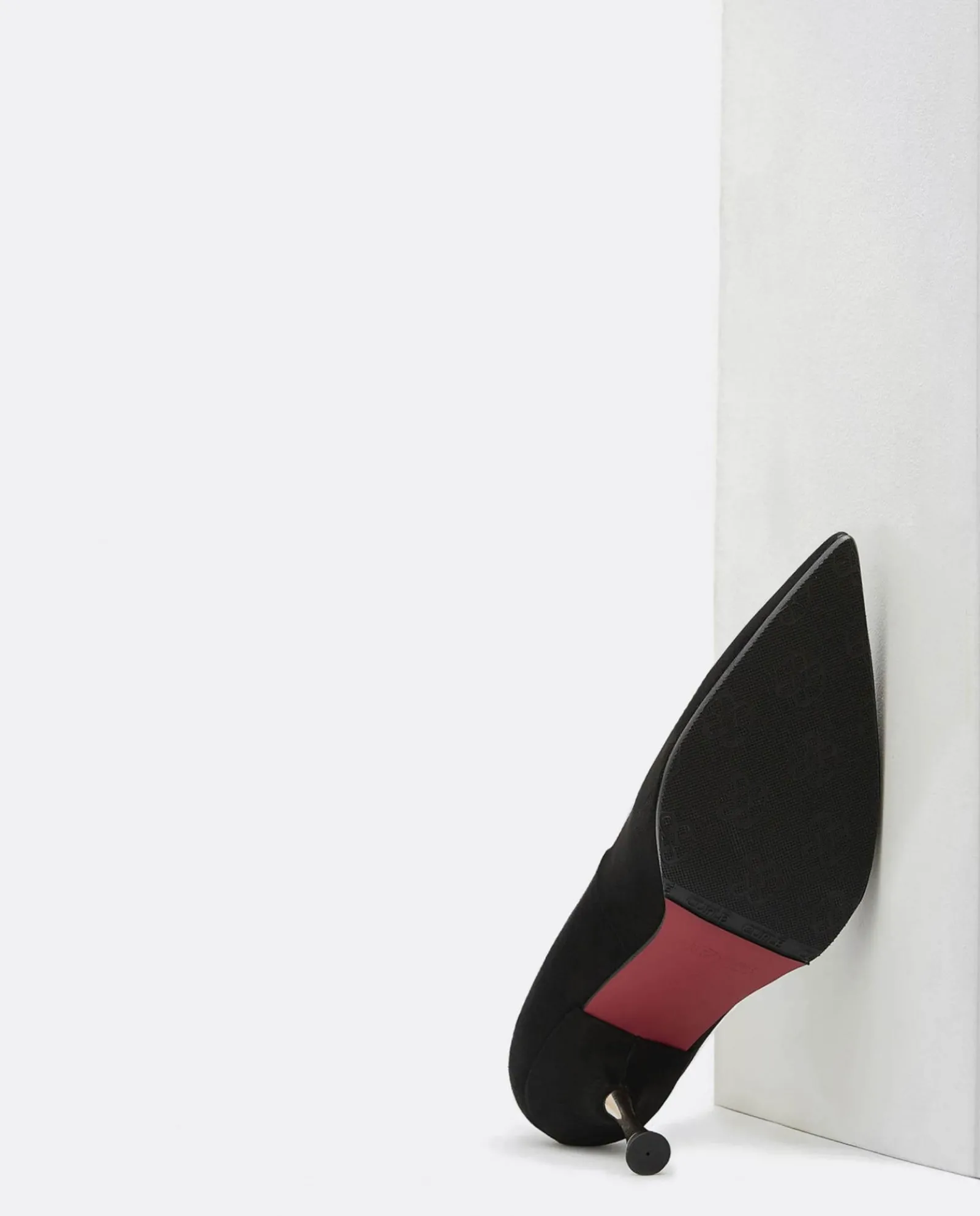 Salones & Stilletos*Cuplé Salon Pico Ultrasuede Negro